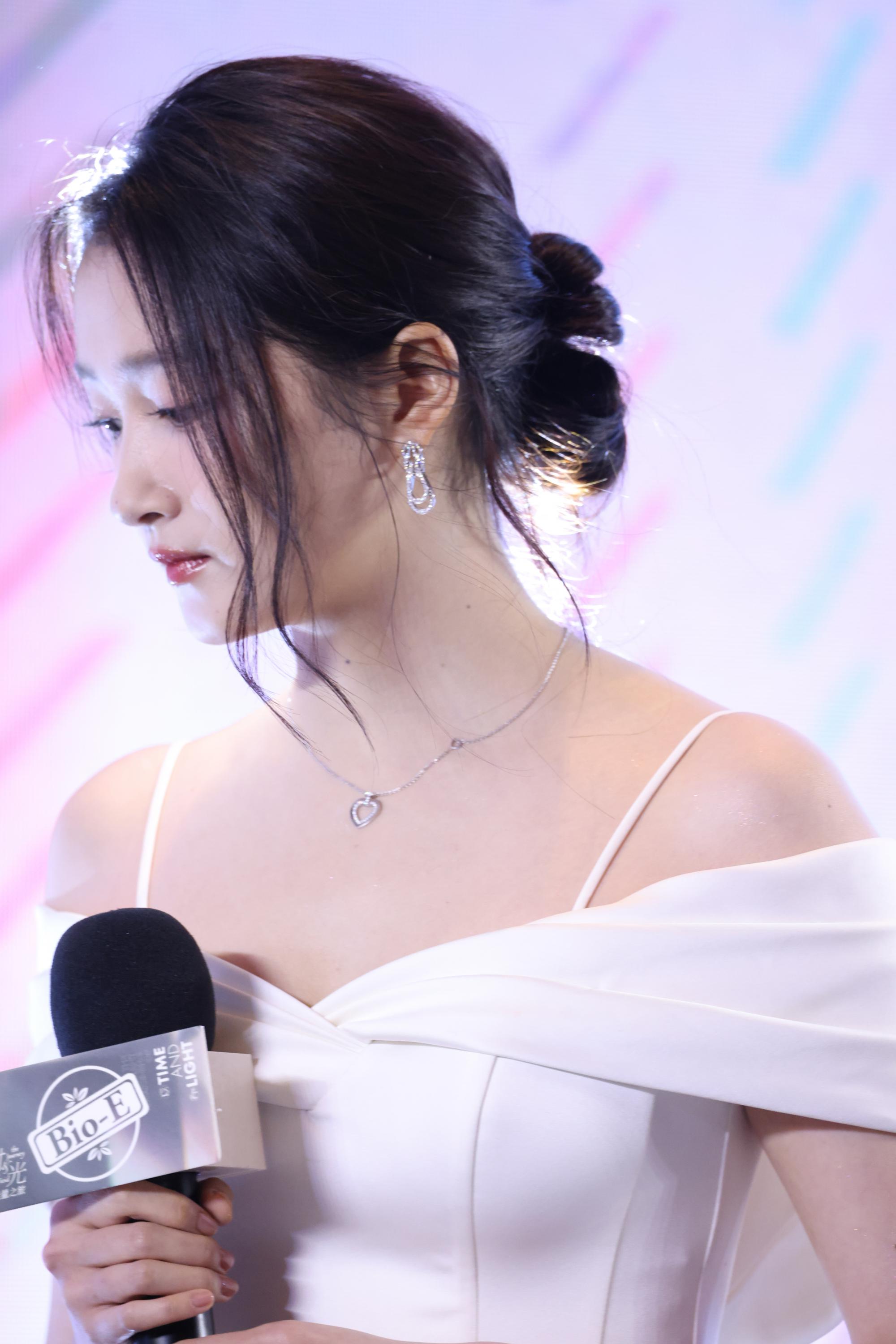 关晓彤右侧脸漏香肩现场生图照[5]